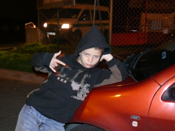 COPAK TO STOJ� VZADU...