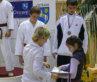 MEDAILE Z RUKOU PETRY NOV� JIST� POT̊� DVOJN�SOB