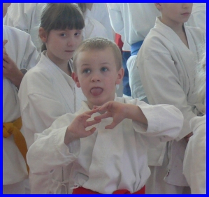 TO M�M OSTR� JAZ��EK.PO�KEJTE NA M� KARATE