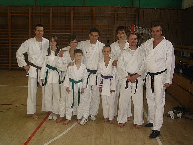 ZLEVA:�PRINGER PAVEL,�KODOV� VERONIKA,�PRINGER ADAM,
SZALAY DOMINIK,KLAUDIO FARMADIN,KANTOR V�CLAV,NYZIO LUK��,FRAIS PETR,�KODA MILO�